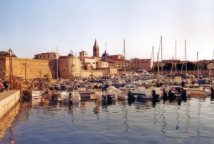 招待所 阿尔盖罗特里-卡梅拉假日旅馆